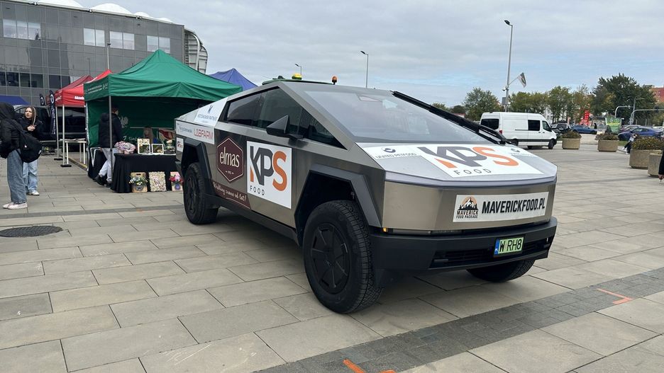 Cybertruck, &#34;najbrzydszy&#34; samochód świata, sztandarowy wyrób Tesli Elona Muska. W Polsce nie jest dopuszczony do ruchu, ale na Radom Expo 2025 posłużył jako reklama wyrobów firm Elmas i KPS Food Jarosława Krzyżanowskiego. Wystawa Radom Expo 2025 w hali Radomskiego Centrum Sportu. Na kolejnych slajdach prezentujemy ciekawostki z wystawy