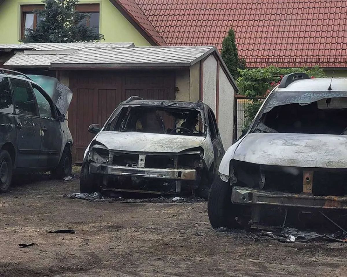Spalone samochody na jednej z posesji w Żaganiu