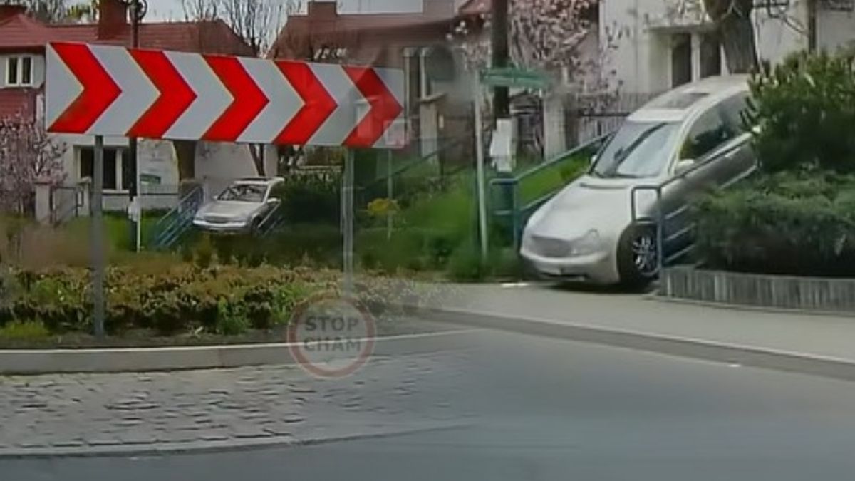 Po schodach zjechał na rondo.