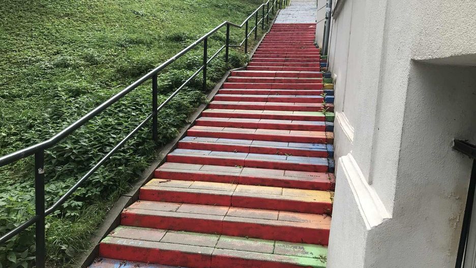 Kolorowe schody przy ul. Tatrzańskiej w Krakowie