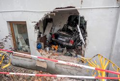 Konstantynów Łódzki. Auto wjechało w dom. 23-latka z zarzutami, są wyniki badań