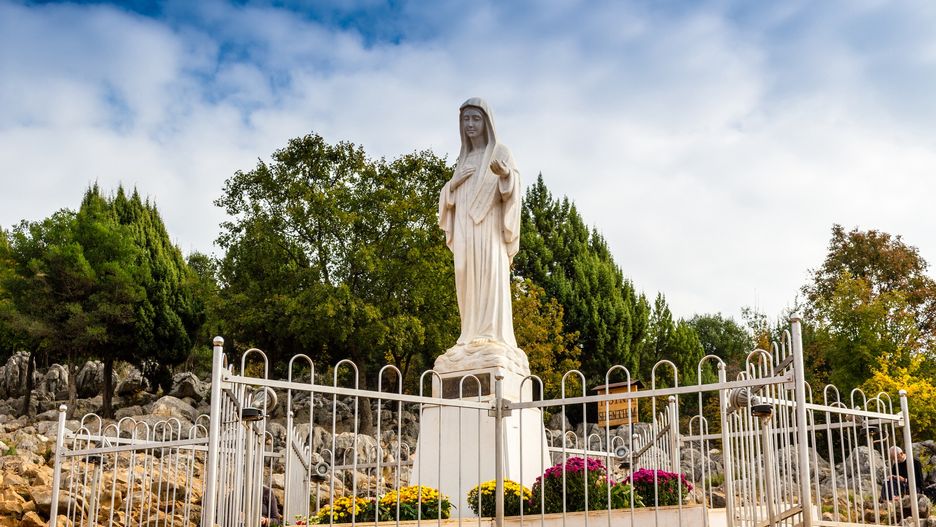 Figura Najświętszej Maryi Panny na górze Podbrdo z widokiem na Medjugorje w Bośni i Hercegowinie