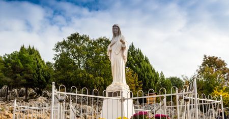 Madonna płakała krwawymi łzami. Afera z cudowną figurą