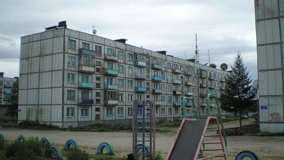 Rosyjska baza wojskowa w Alakurtti, tuż przy granicy z Finlandią, przypomina wiele innych rosyjskich militarnych osad. Miejsce życia dla rodzin wojskowych stanowią "leningrady" - bloki z wielkiej płyty  