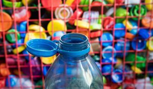 Awantura o nakrętki w UE. Wśród Polaków dominuje jedna opinia