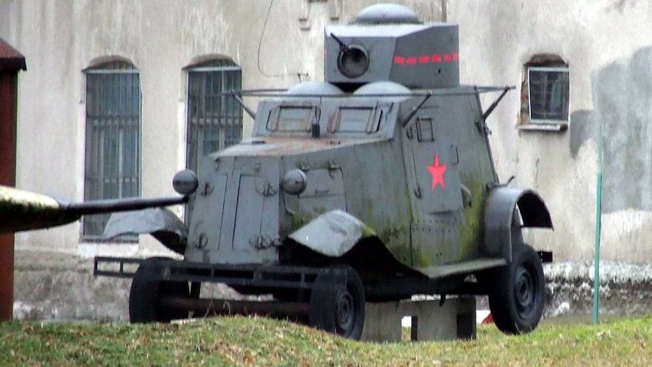 Samochód pancerny FAI-M przed renowacją, z niezgodnymi historycznie elementami (jak np. otaczająca wieżę antena)