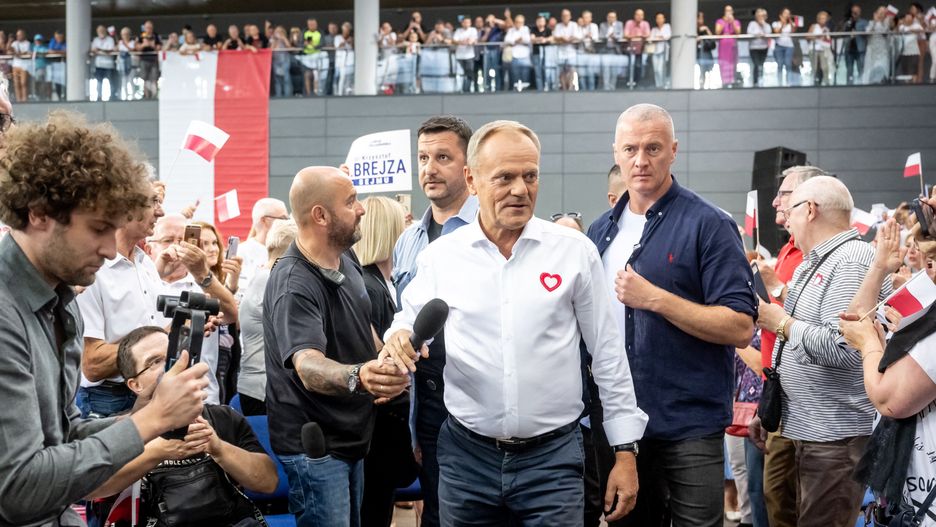 Donald Tusk
Bydgoszcz, 27.09.2023. Kampania wyborcza do parlamentu 2023. Przewodnicz�cy Platformy Obywatelskiej Donald Tusk (C) podczas spotkania otwartego w Hali Sportowej SISU Arena w Bydgoszczy, 27 bm. (ad) PAP/Tytus �mijewski
Tytus �mijewski
kampania, otwarte, polityka, spotkanie, wybory