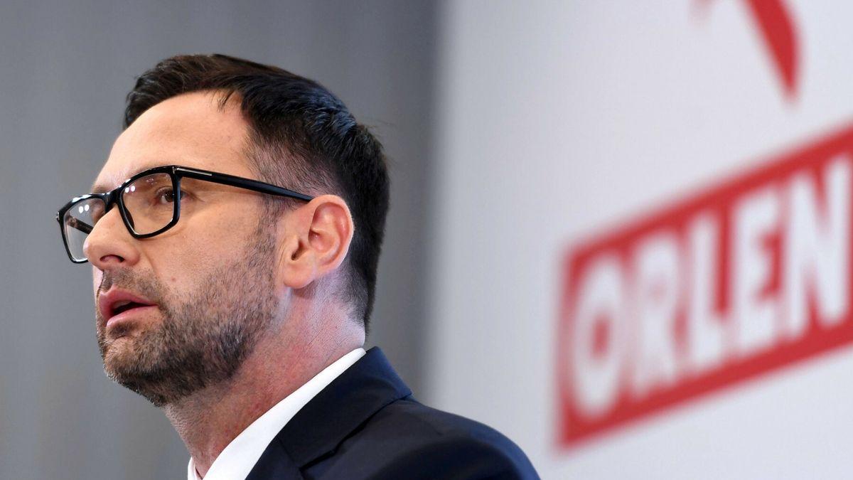 Fuzja Orlenu i Lotosu - konferencja prasowaFot. Piotr Hukalo/East News, Gdansk, 01.08.2022. Konferencja prasowa poswiecona dzialaniom PKN ORLEN zwiazanym z budowa koncernu multienergetycznego.  Wydzial Gosodaraczy Sadu Rejonowego w Lodzi zamiescil w rejestrze przedsiebiorcow Krajowego Rejestru Sadowego wpis nt. polaczenie PKN Orlen z Grupa Lotos.N/z: prezes PKN Orlen Daniel ObajtekPiotr Hukalo