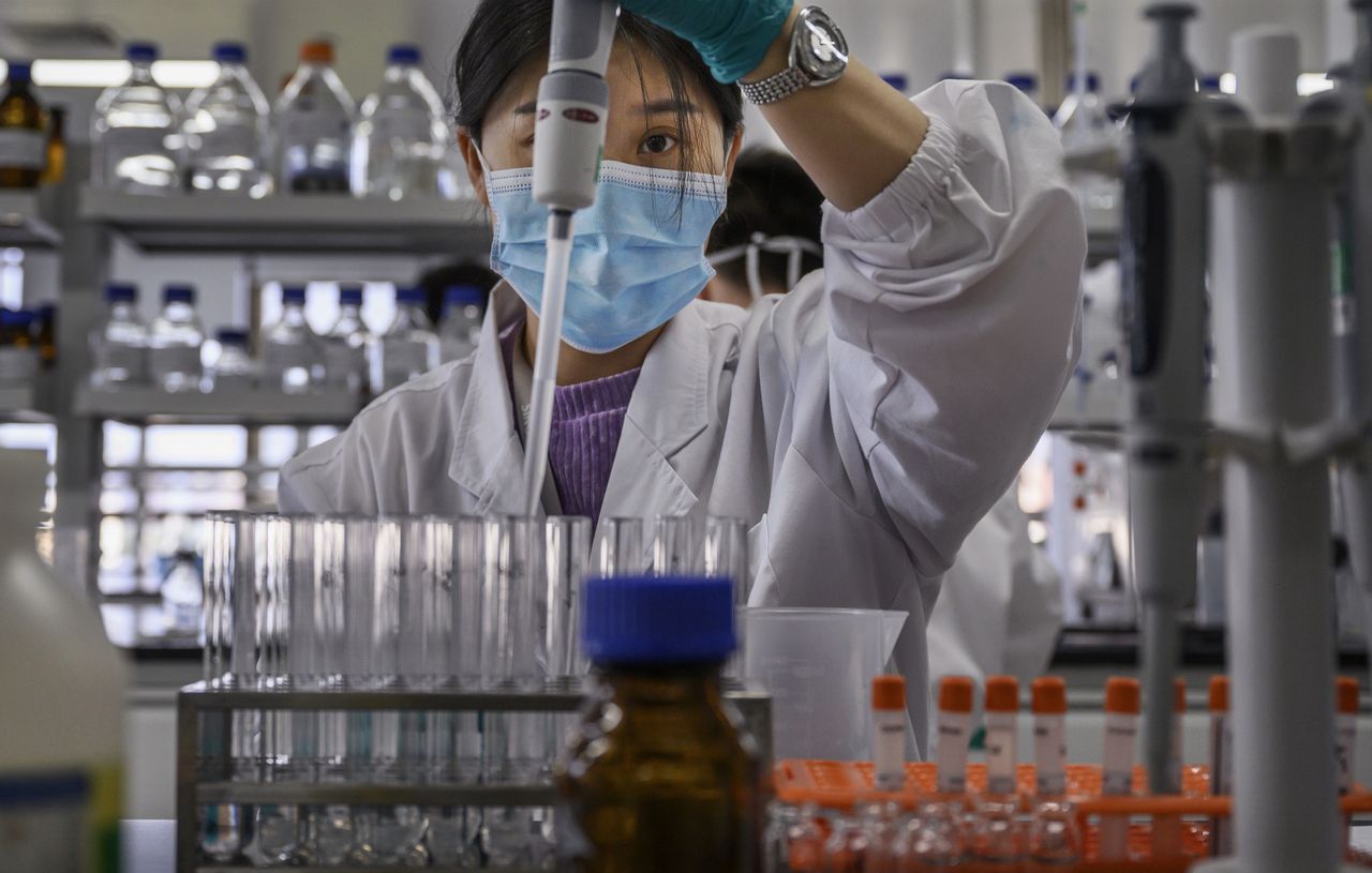 Koronawirus. Chiny wykupują zapasy szczepionki na COVID-19