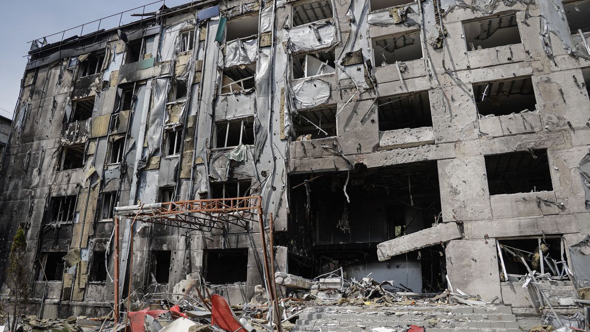 The destroyed Security Service of Ukraine (SBU) building in Mariupol, Ukraine, 21 May 2022 (issued 22 May 2022). The Chief spokesman of the Russian Defense Ministry, Major General Igor Konashenkov, said on 20 May that the long-besieged Azovstal steel plant in Mariupol was under full Russian army control. EPA/ALESSANDRO GUERRA Dostawca: PAP/EPA.