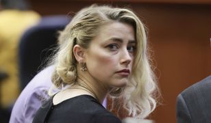 To tam liże rany. Amber Heard zaszyła się na pustyni