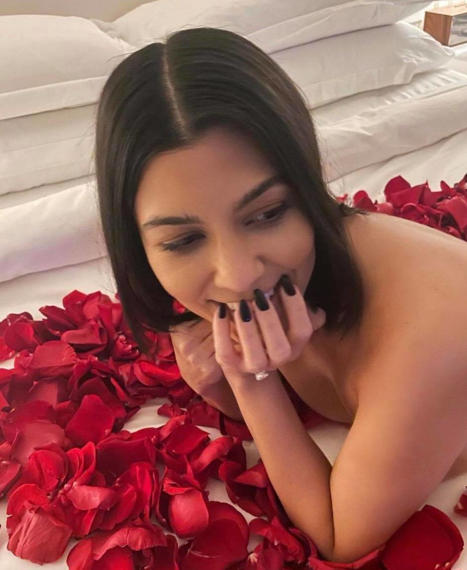 Kourtney Kardashian chwali się pierścionkiem zaręczynowym