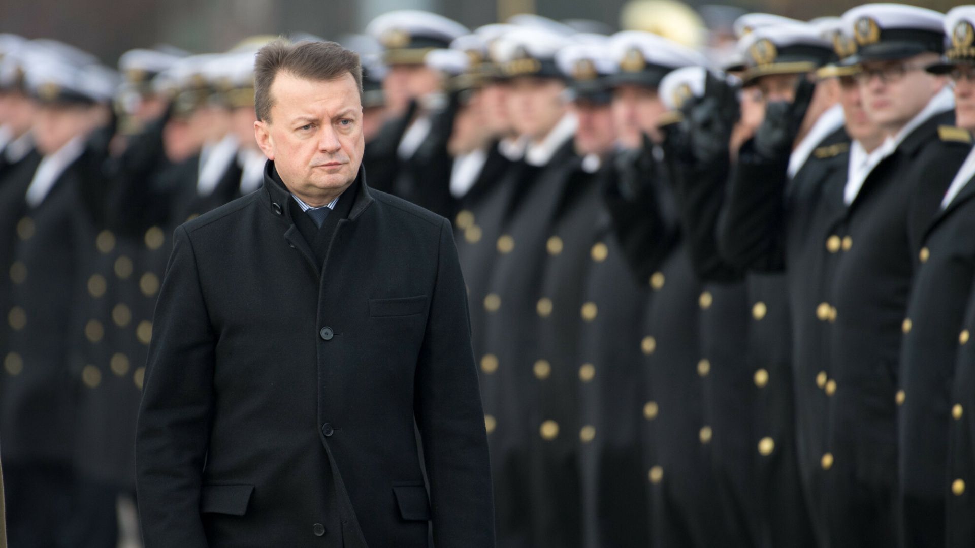 Szef MON Mariusz Błaszczak podczas uroczystości podniesienia bandery na okręcie patrolowym ORP „Ślązak”, 28 listopada 2019 roku 