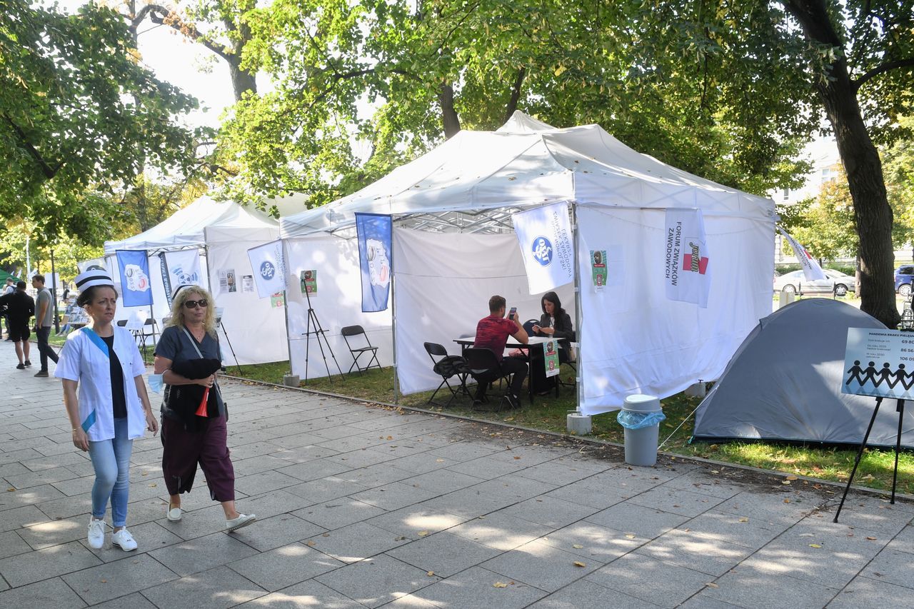 Warszawa, 13.09.2021. Protest pracowników ochrony zdrowia w białym miasteczku przed siedzibą Kancelarii Prezesa Rady Ministrów w Warszawie, PAP/Radek Pietruszka