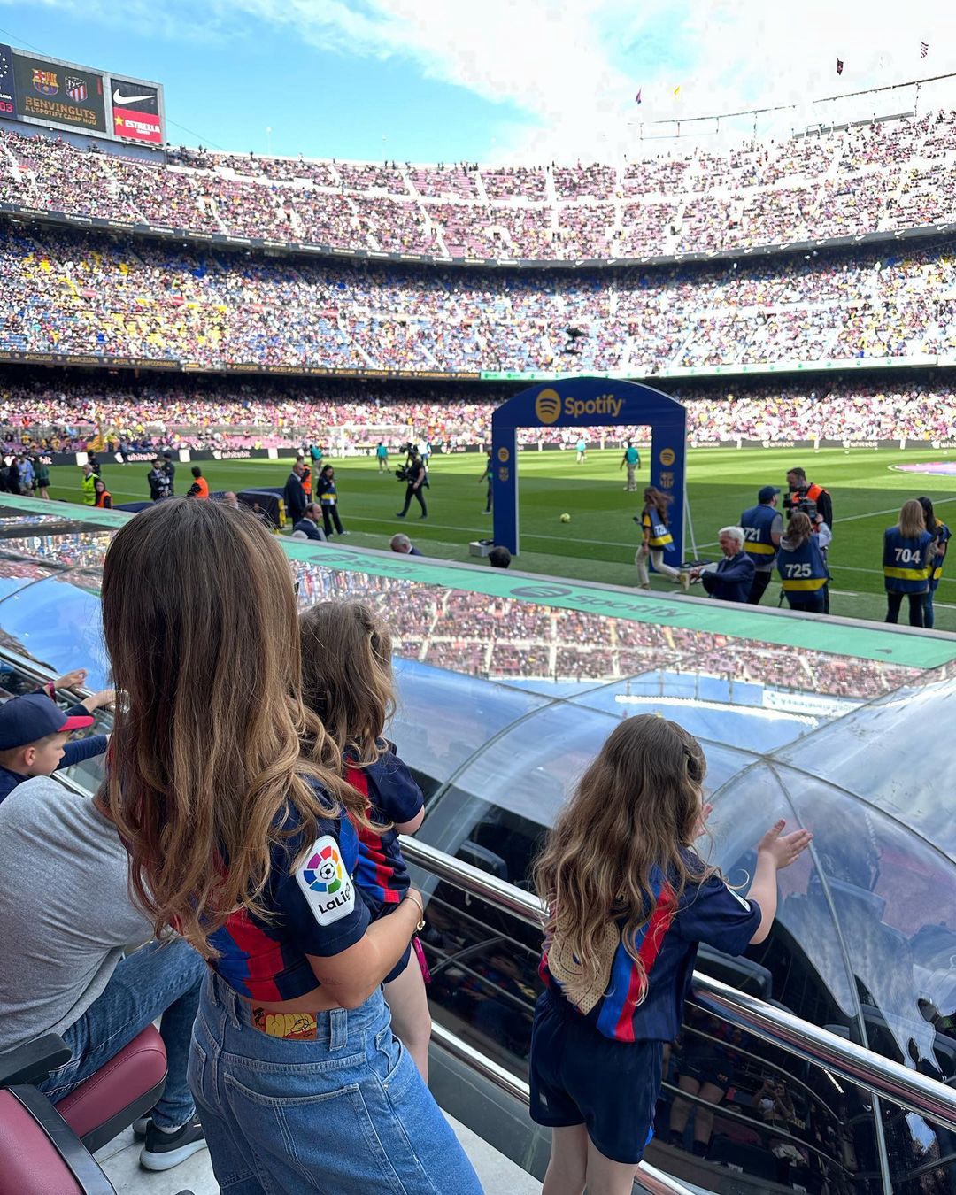 Anna Lewandowska kibicuje Robertowi. Towarzyszą jej córki