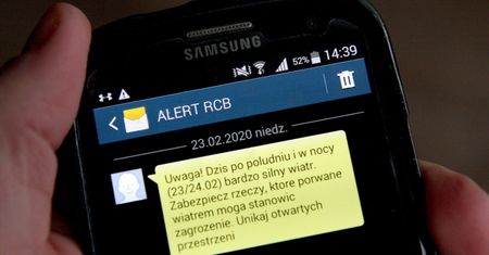 Spór o rządowe narzędzie. Przy wyborach potrzebne, w epidemii niekoniecznie