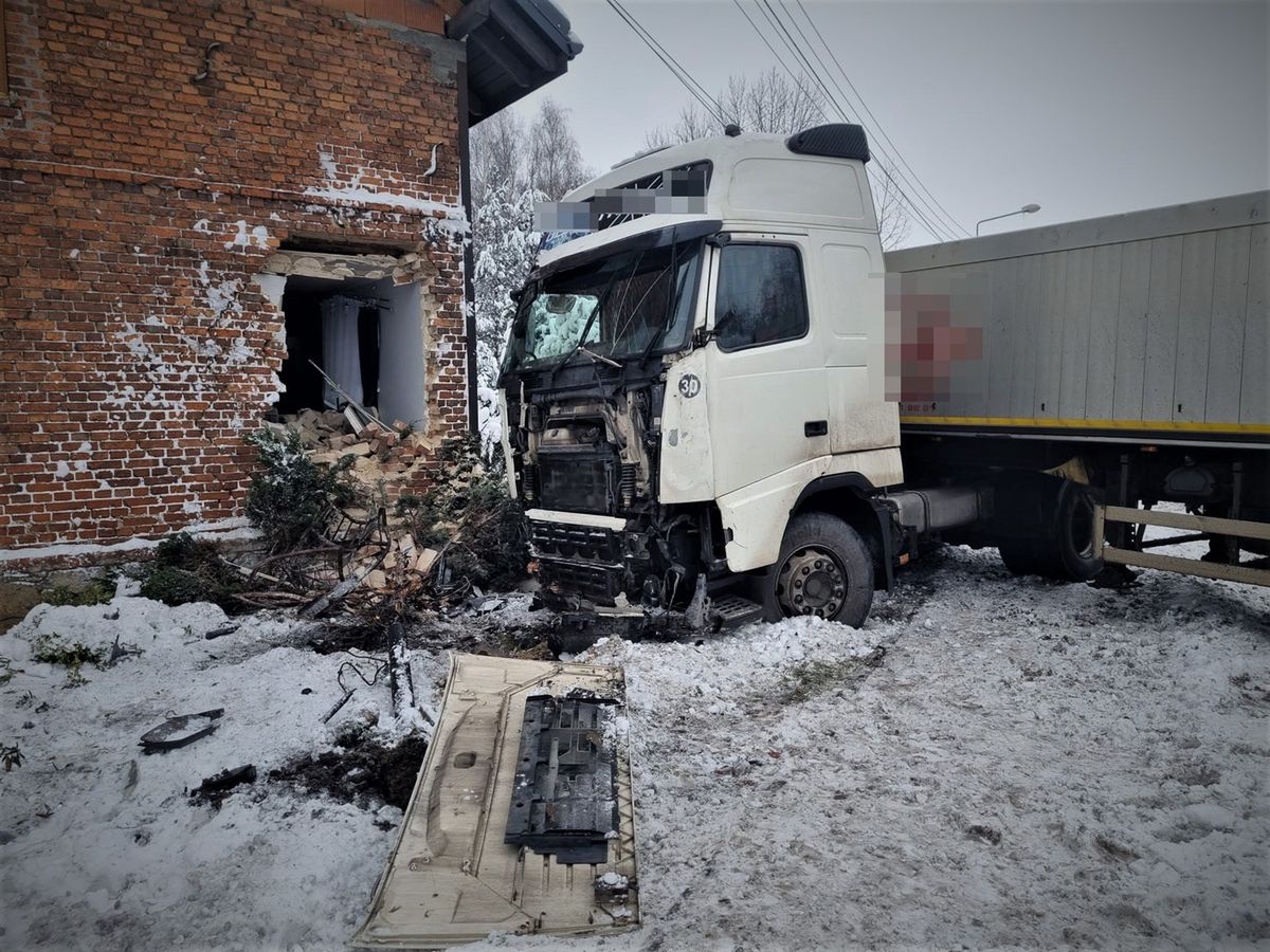 Trudne warunki na drogach, ciężarówka wbiła się w ścianę. IMGW ostrzega
