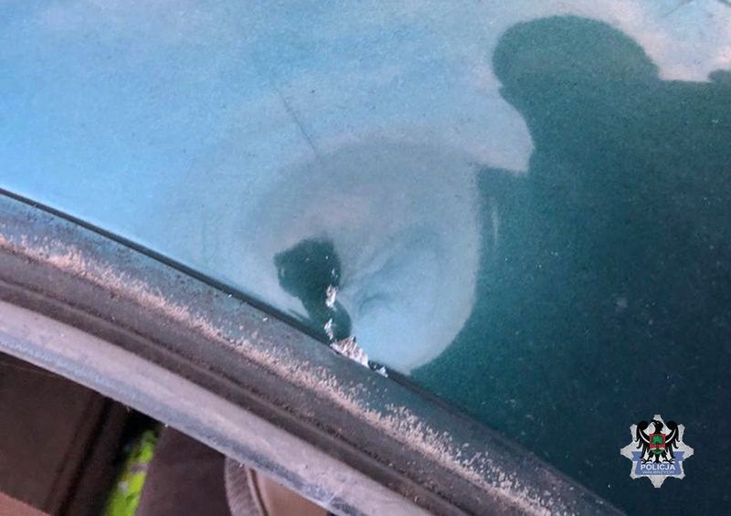 40-latka wpadła w furię na ulicy. Wyżyła się na zaparkowanym samochodzie