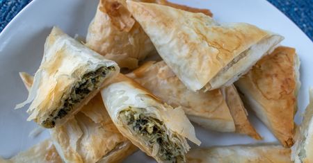 Grecy zajadają się prawie codziennie. Chrupiące ciasto i dobrze doprawiony farsz