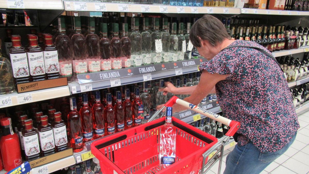 Stock Marek BazakFot. Zofia i Marek Bazak/East News, Warszawa N/z zakupy w sklepie Carrefour, stoisko z alkoholem.ZOFIA BAZAK