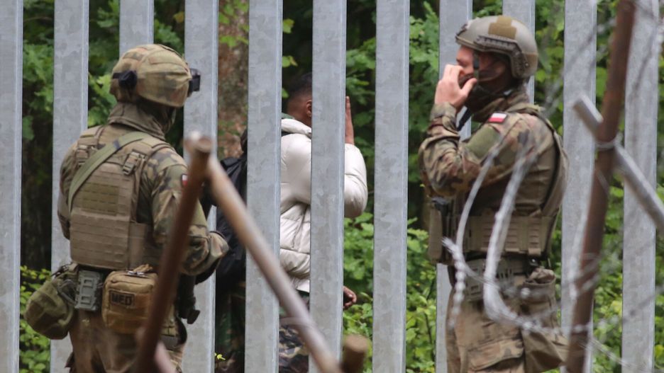 Migranci i wojskowi na granicy polsko-białoruskiej 