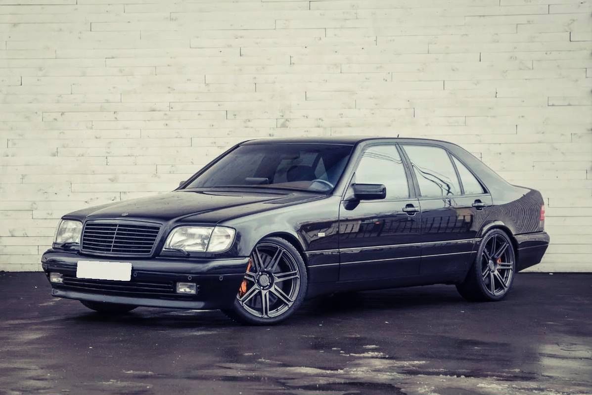 Mercedes Brabus W140 7.3 S V12 z Rosji wystawiony na sprzedaż. Karabin AK-47 gratis