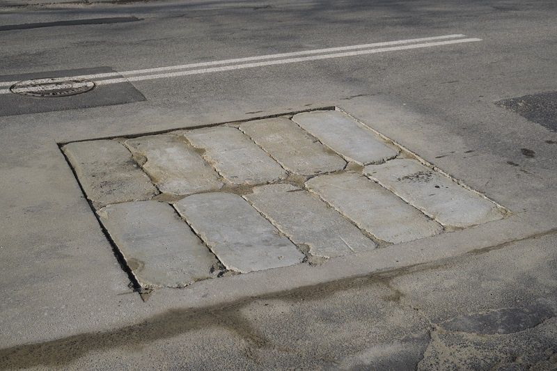 Betonowe płyty w miejscu zapadliska na ul. Głębokie