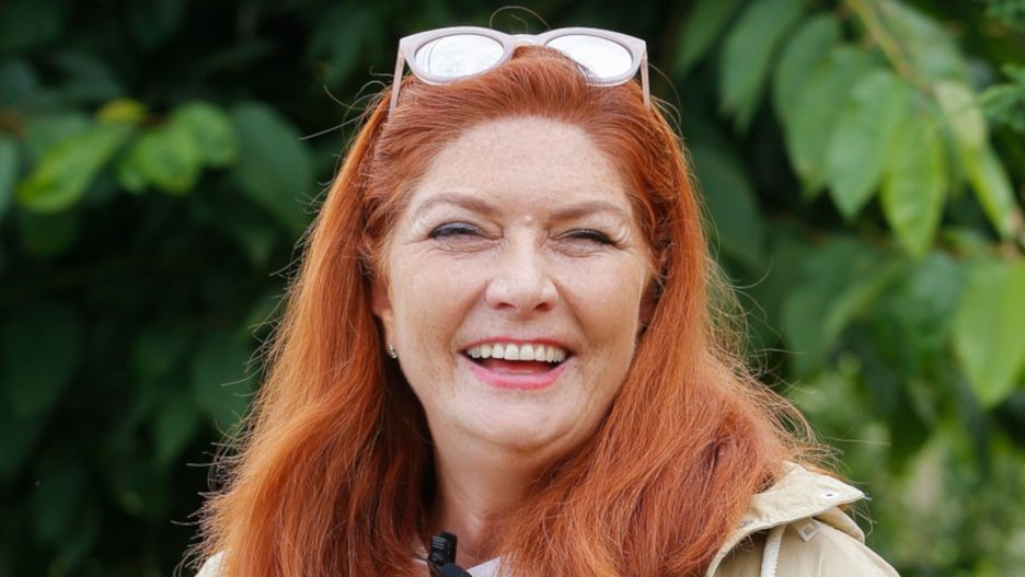 Katarzyna Dowbor nosi takie wiosenne okrycie zamiast kurtki 