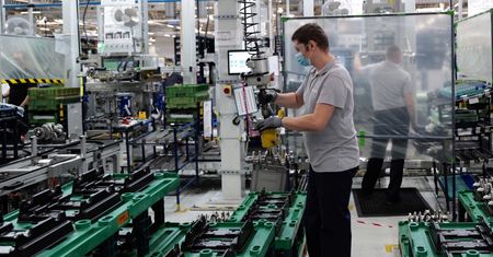 Przemysł w głębokim dołku. Produkcja spadła o blisko 25 procent