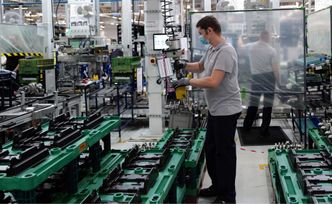 Przemysł w głębokim dołku. Produkcja spadła o blisko 25 procent