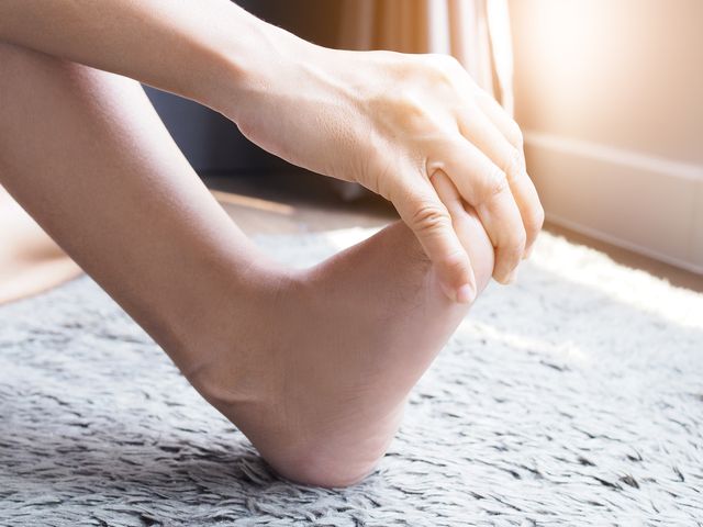 Drętwienie nóg, nazywane także zaburzeniami czucia lub mrowieniem, może objawiać się pieczeniem, bólem, wibracjami, uczuciem przebiegania dreszczy, uczuciem rażenia prądem lub drętwieniem kończyń dolnych.