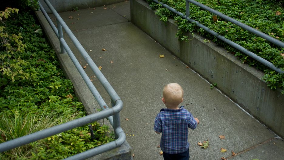Trzylatek w pidżamie błąkał się po ulicy. Rodzice dopiero po kilku godzinach zauważyli, że się zgubił