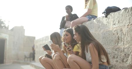 Rodzi się mniej dzieci. Naukowcy obwiniają smartfony