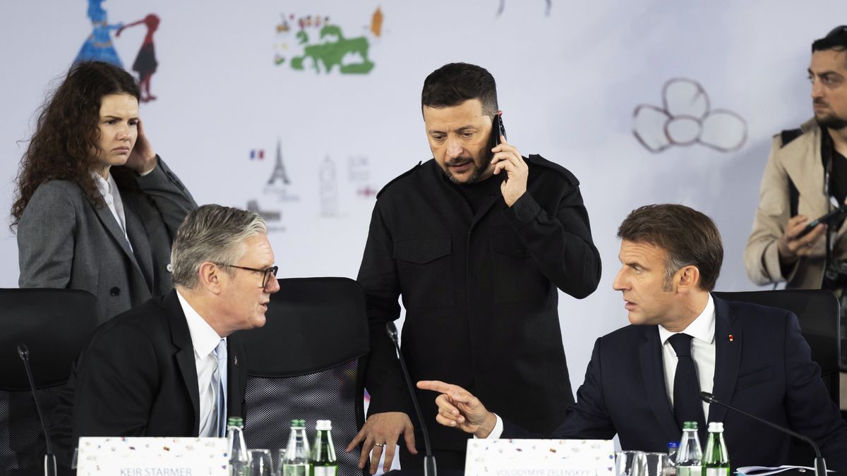 Od lewej: Keir Starmer, Wołodymyr Zełenski i Emmanuel Macron