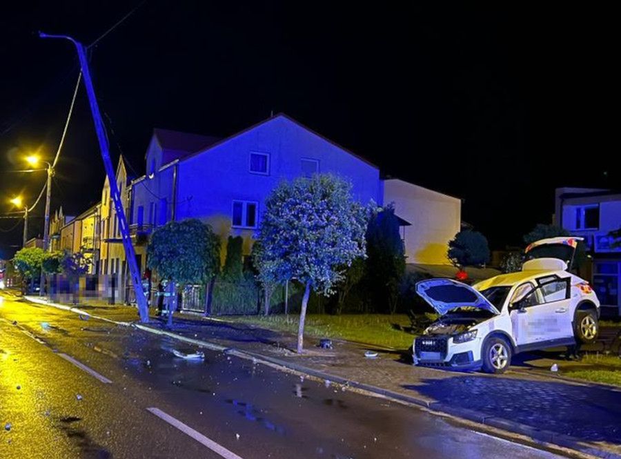 Pożyczone audi rozbite na słupie i 10 tys. zł mandatu - 19-latek uciekał przed policją