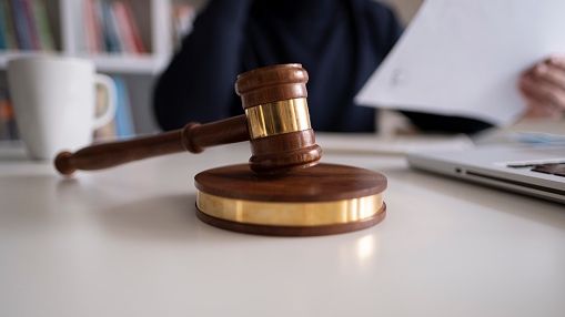 Aby odrzucić spadek w imieniu małoletniego, należy złożyć właściwy wniosek o wyrażenie zgody na dokonanie czynności przekraczającej zakres zwykłego zarządu majątkiem dziecka.