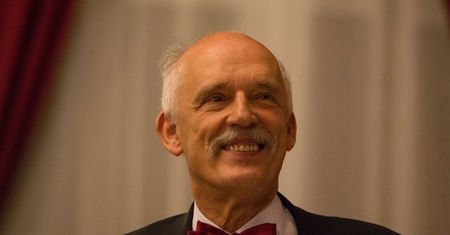 Elegancki Janusz Korwin-Mikke nawet żarówkę wymienia w garniturze