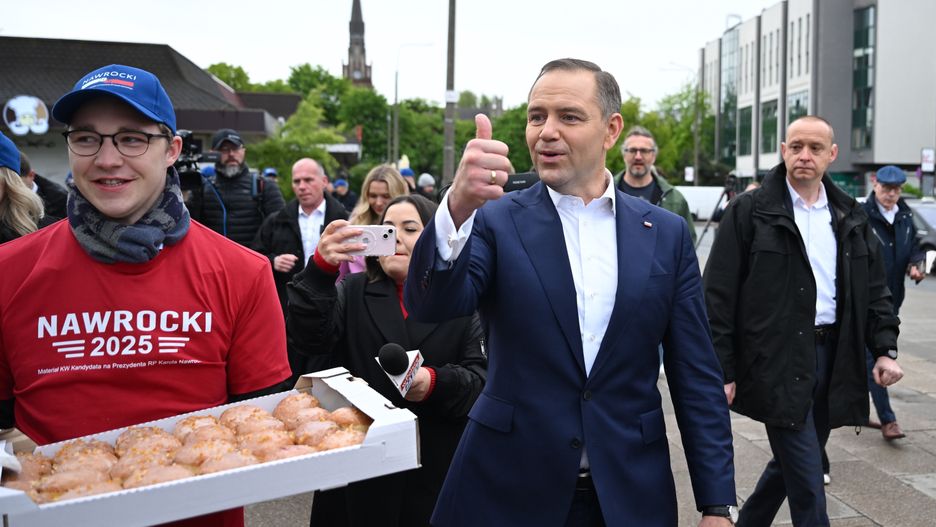 Gdańsk, 19.05.2025. Wybory Prezydenta RP 2025 - kampania. Kandydat Komitetu Obywatelskiego na prezydenta RP, popierany przez PiS prezes Instytutu Pamięci Narodowej Karol Nawrocki (C-P) podczas częstowania drożdżówkami przed dworcem skacji kolejowej Gdańsk Wrzeszcz, Gdańsk, 19 bm. (miwi) PAP/Adam Warżawa