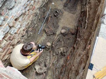 Średniowieczny wspólny pochówek dwóch kobiet. Badania DNA potwierdzają