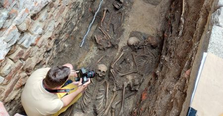 Średniowieczny wspólny pochówek dwóch kobiet. Badania DNA potwierdzają