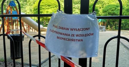 Plac zabaw w Ogrodzie Saskim zamknięty dla dzieci. „Młodzież przeskakuje przez ogrodzenie i robi, co chce”
