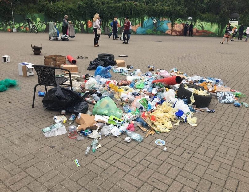 #TrashChallenge: Rozsypaliśmy górę śmieci w centrum Warszawy