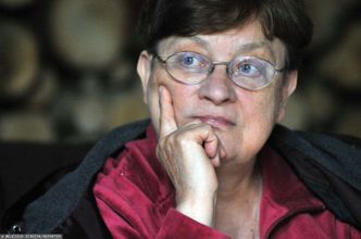 "Kupowała" na Chomikuj, chwaliła palenie śmieci. Kim jest szeryfka mediów, która walczy z TVN?