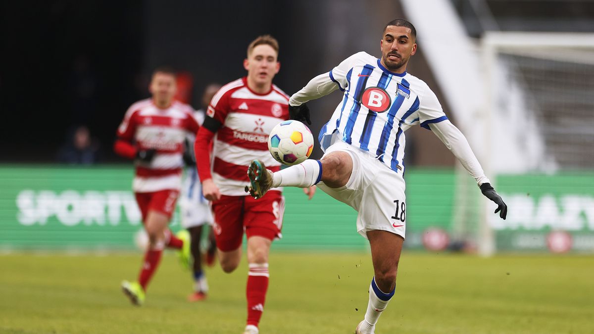 Aymen Barkok (w biało-niebieskiej koszulce)