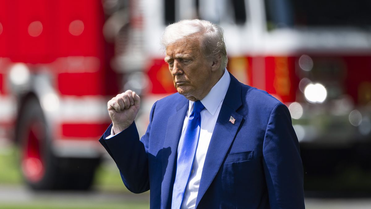 US President Donald Trump departs the White House for the Middle East
epa12094360 US President Donald Trump departs the White House for the Middle East in Washington, DC, USA, 12 May 2025. In the first extended international trip of his second term in office, Trump is scheduled to visit Saudi Arabia, Qatar, and the United Arab Emirates.  EPA/JIM LO SCALZO 
Dostawca: PAP/EPA.
JIM LO SCALZO
White House, Middle East, international trip, Trump