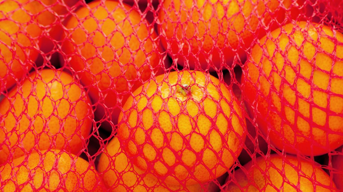 Dlaczego pomarańcze są pakowane w czerwoną siatkę? 