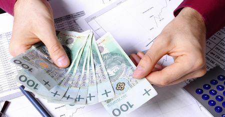 Oszczędzanie w bankach przestało się opłacać. Polacy inwestują w nieruchomości