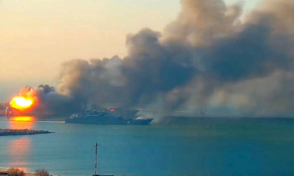 Wybuch i pożar na rosyjskim okręcie Orsk w porcie Berdiańsk 