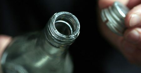 3-letnie dziecko samo na ulicy. Przemarznięte i przemoczone. Matka kompletnie pijana