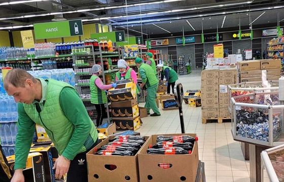 Markety w Ukrainie w ramach bojkotu usuwają produkty Coca-Coli z półek